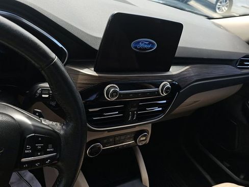 Used 2020 Ford Escape Titanium image 13