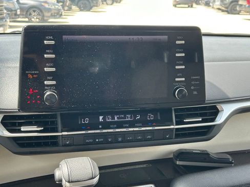 Used 2023 Toyota Sienna XLE w/ XLE Plus Package FWD image 21
