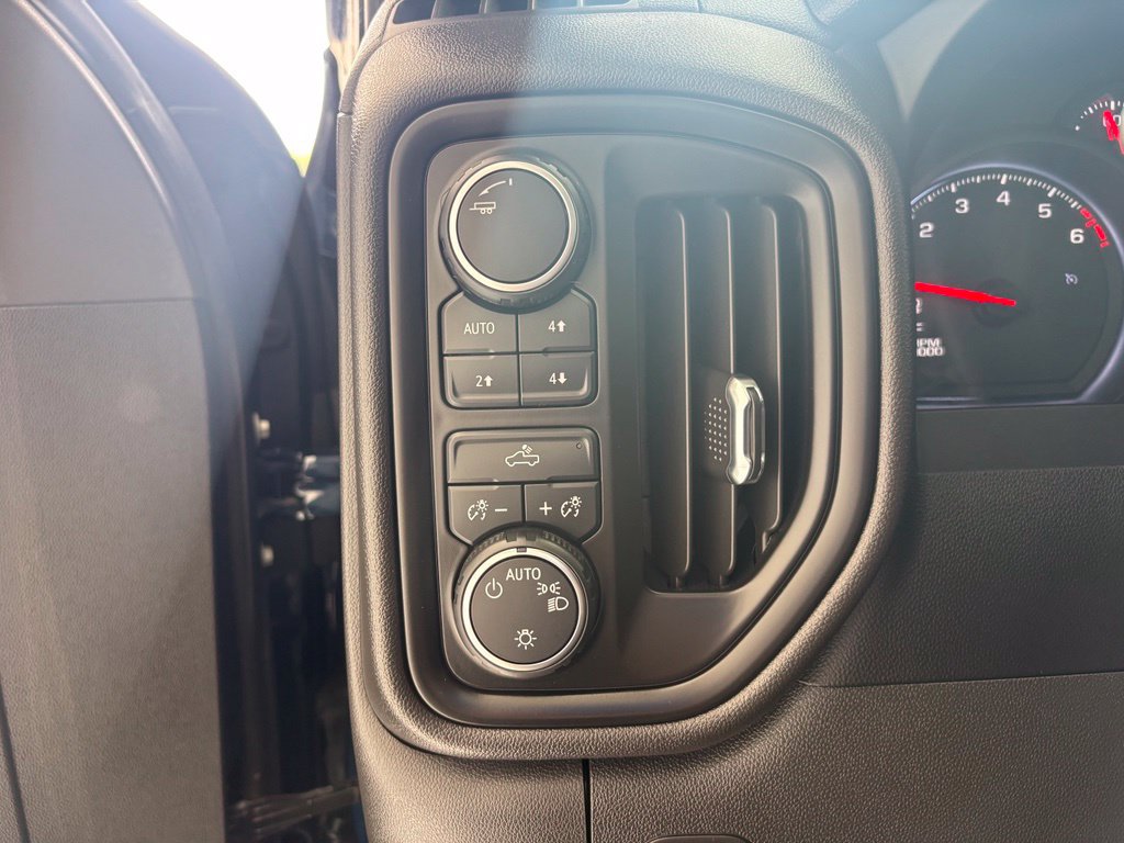Used 2022 Chevrolet Silverado 1500 Custom Trail Boss w/ LPO, Dark Essentials Package AWD/4WD image 5