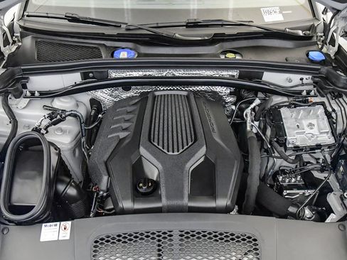 Used 2024 Porsche Macan AWD/4WD image 30