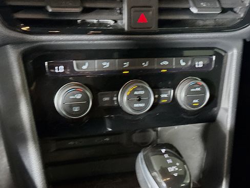 Used 2024 Volkswagen Taos SE image 23