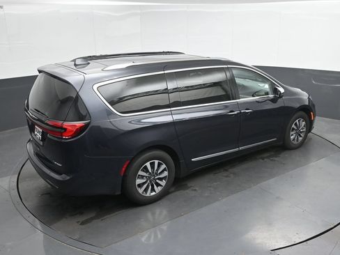 Used 2021 Chrysler Pacifica Limited w/ Premium & Safety Sphere Group FWD image 33