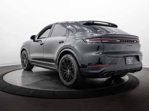 Certified 2025 Porsche Cayenne Coupe AWD/4WD image 3