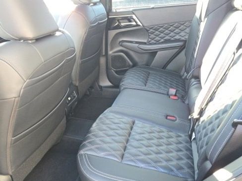 Used 2024 Mitsubishi Outlander 4WD Plug-In Hybrid image 18