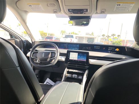 Used 2025 Lincoln Nautilus Premier image 23