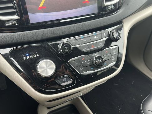 Used 2024 Chrysler Pacifica Touring-L image 19