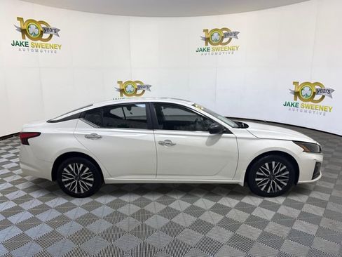 Used 2024 Nissan Altima 2.5 SV AWD/4WD image 11