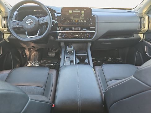 Used 2024 Nissan Pathfinder Platinum image 3