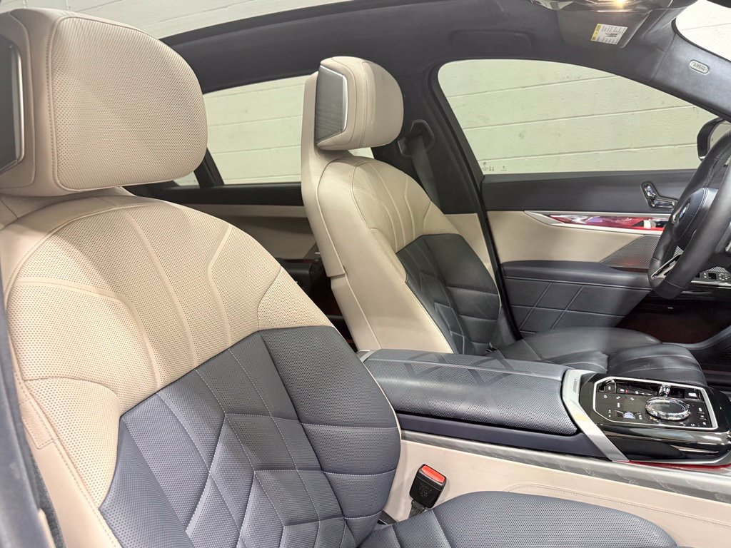 Used 2025 BMW 760i xDrive AWD/4WD image 51
