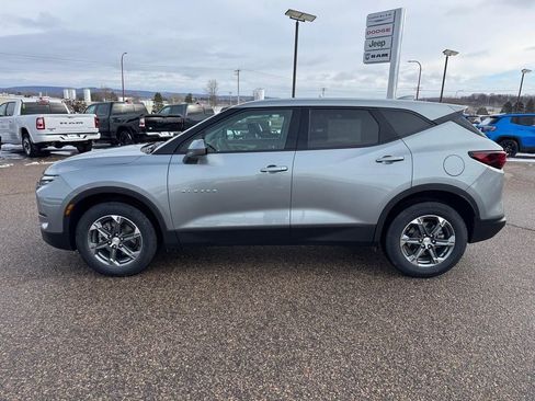 Used 2025 Chevrolet Blazer LT AWD/4WD image 2