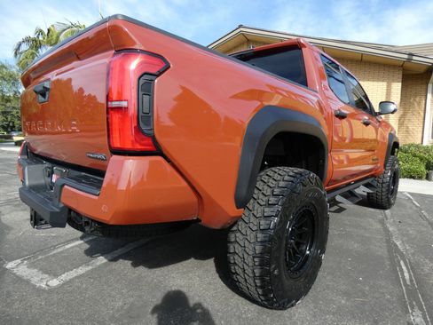 Used 2025 Toyota Tacoma TRD Off-Road w/ TRD Off Road Premium Package image 8