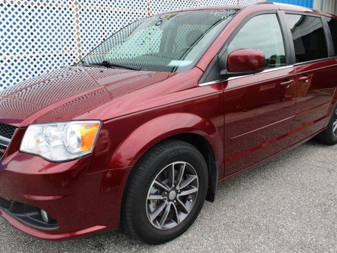 Used 2017 Dodge Grand Caravan SXT FWD image 2