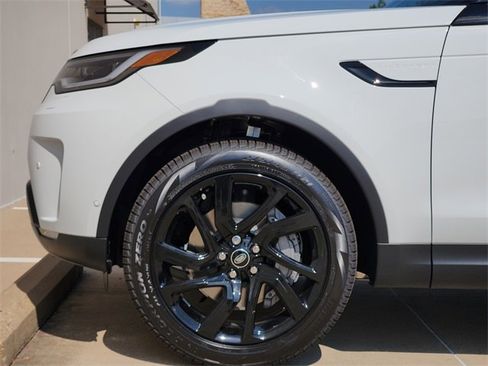 New 2025 Land Rover Discovery S image 6