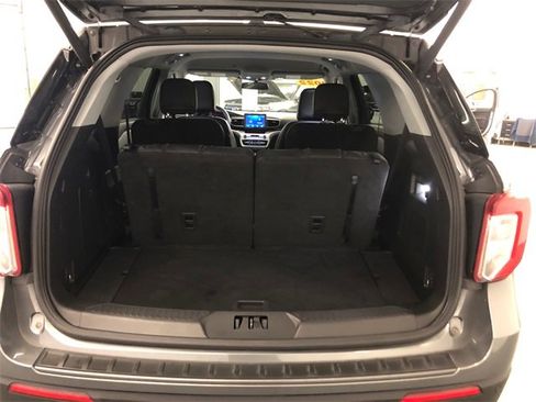 Used 2022 Ford Explorer XLT w/ Equipment Group 202A image 8