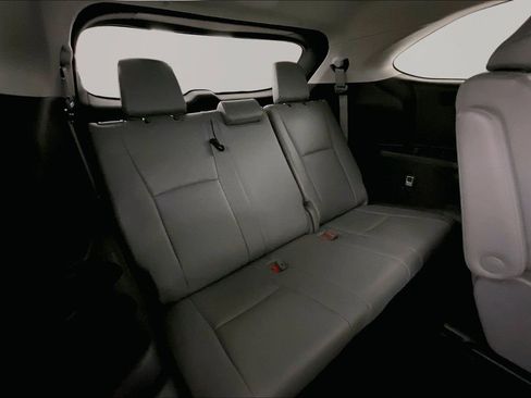 Used 2021 Toyota Highlander XLE AWD/4WD image 23