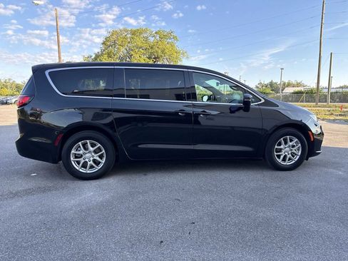 Used 2025 Chrysler Pacifica Select FWD image 7