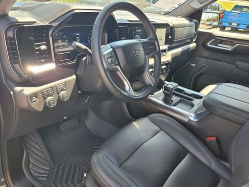 Used 2025 Chevrolet Silverado 1500 LT Trail Boss w/ Convenience Package II AWD/4WD image 9