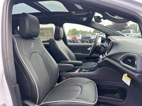 New 2026 Chrysler Pacifica Limited w/ S Appearance Package image 9