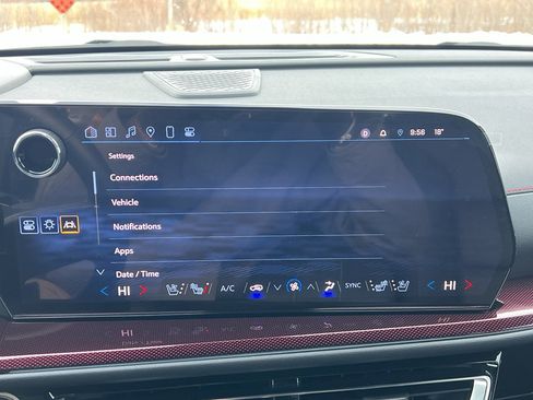 Used 2024 Chevrolet Traverse RS image 27