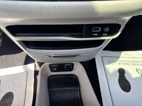 Used 2018 Chrysler Pacifica Limited FWD image 34