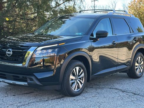 New 2025 Nissan Pathfinder SL image 2