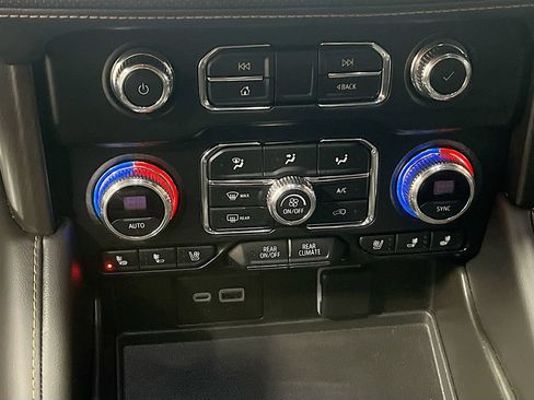 Used 2024 GMC Yukon XL AT4 w/ Technology Package AWD/4WD image 16