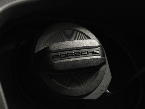 Certified 2021 Porsche Macan AWD/4WD image 34
