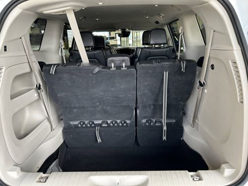 Used 2023 Chrysler Pacifica Touring-L image 15