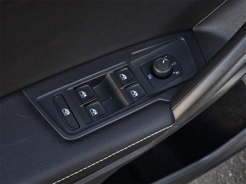 Used 2022 Volkswagen Tiguan S image 11