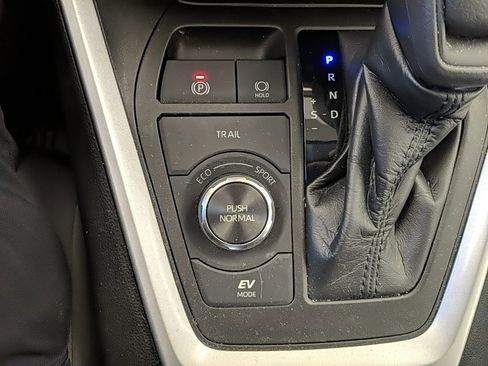 Used 2021 Toyota RAV4 XLE w/ Convenience Package image 23