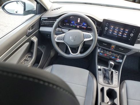 Certified 2025 Volkswagen Jetta SE FWD image 7
