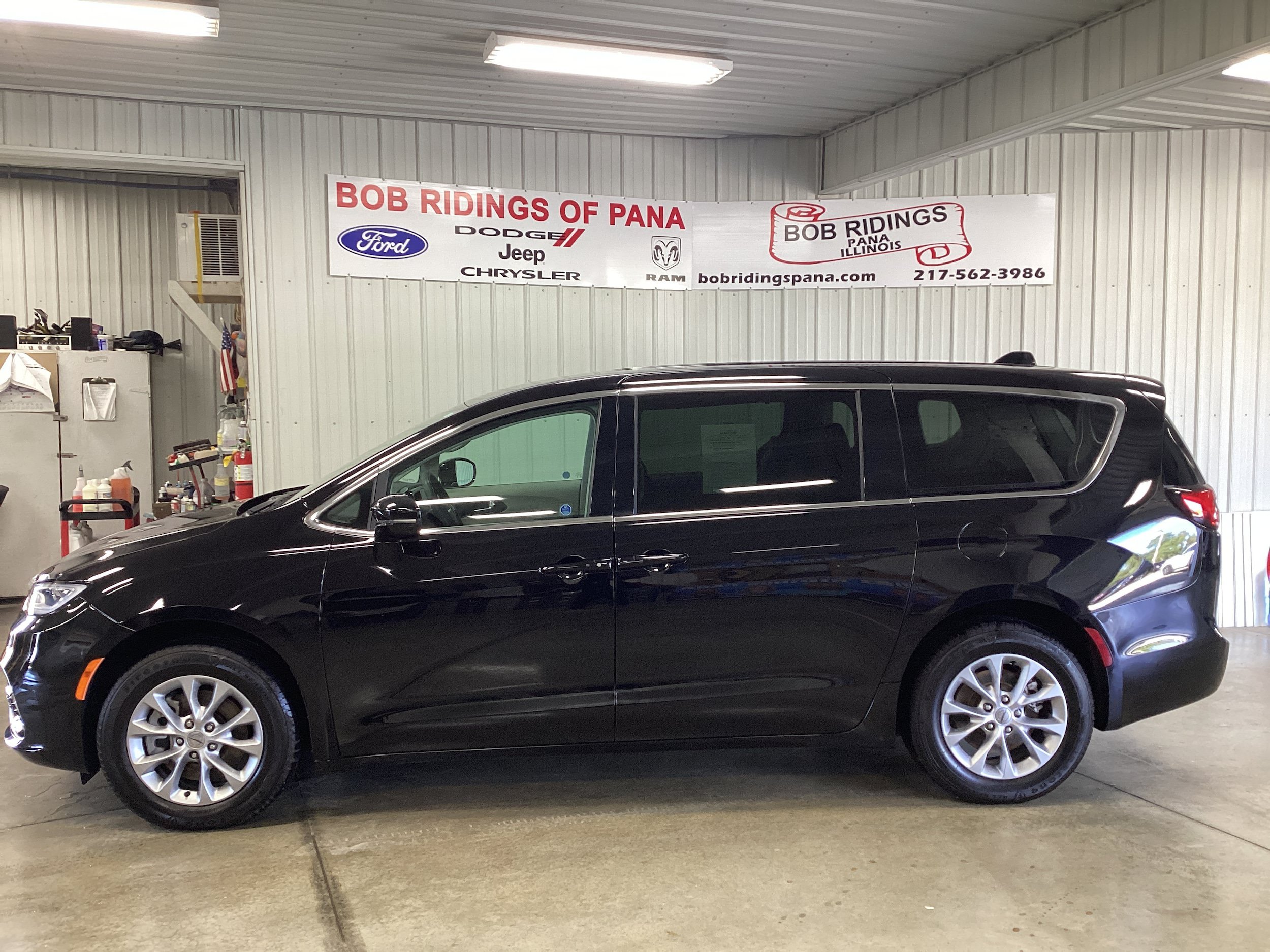 Used 2024 Chrysler Pacifica Touring-L AWD/4WD image 2