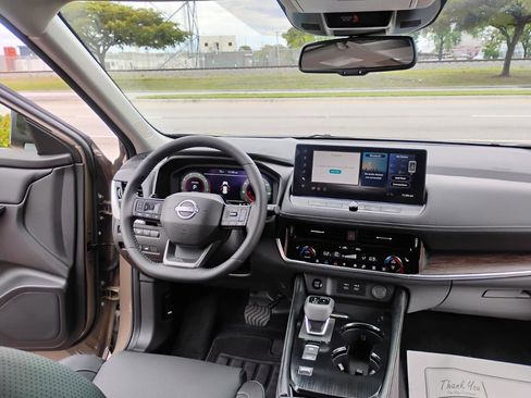 Used 2025 Nissan Rogue Platinum w/ Platinum Premium Package FWD image 30