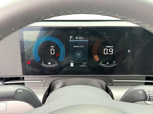 Used 2025 Hyundai Kona SEL FWD image 11