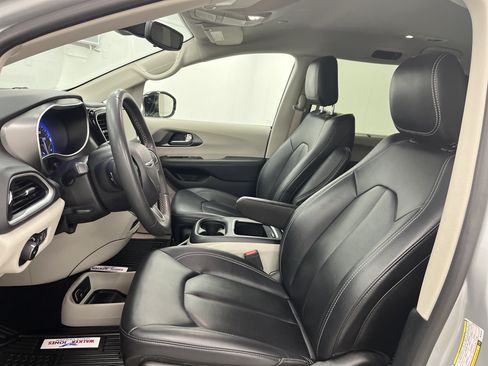 Used 2024 Chrysler Pacifica Touring-L FWD image 9