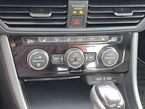 Certified 2023 Volkswagen Jetta SE w/ Panoramic Sunroof Package FWD image 21
