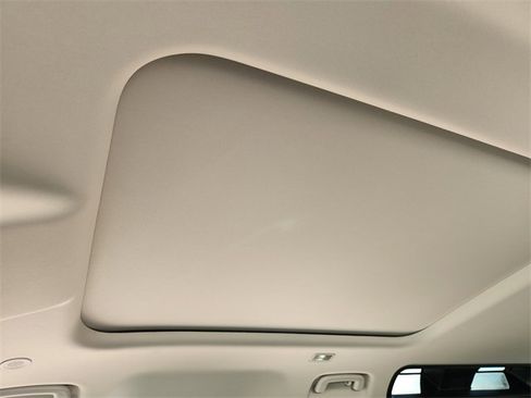 Used 2023 Land Rover Defender 110 SE image 25