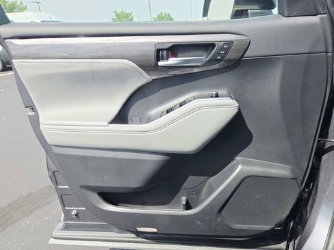 Used 2023 Toyota Highlander Platinum AWD/4WD image 39