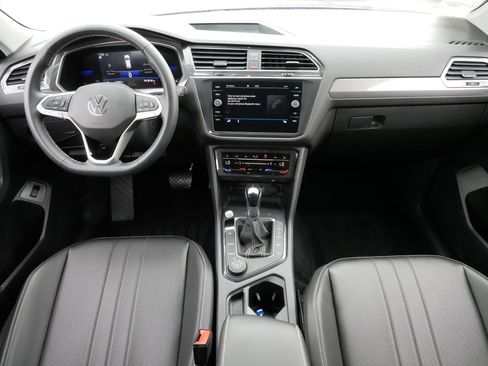 Certified 2022 Volkswagen Tiguan SE image 11