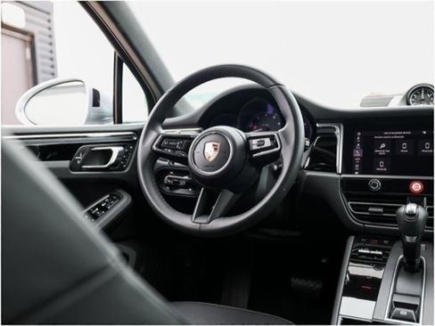 Certified 2025 Porsche Macan image 25