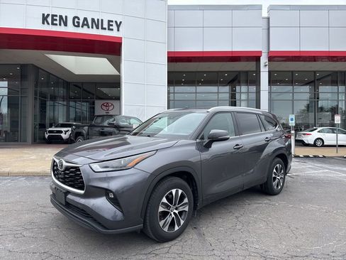 Used 2023 Toyota Highlander XLE image 1