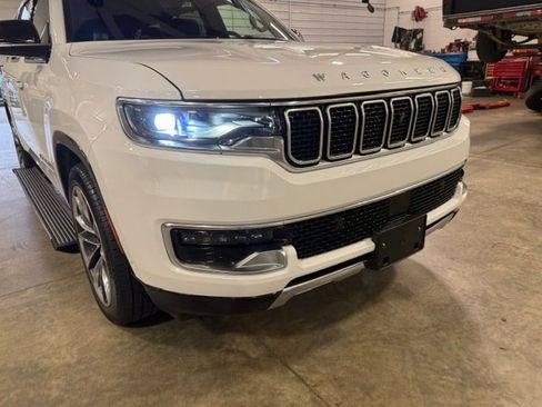 Certified 2024 Jeep Wagoneer L Series III w/ Premium Group I AWD/4WD image 2
