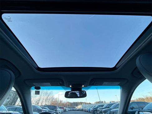 Used 2018 Toyota Camry XLE image 16