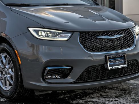 Used 2022 Chrysler Pacifica Touring-L image 11