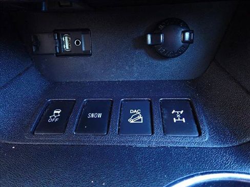 Used 2016 Toyota Highlander XLE w/ Four Season Floor Mat Package AWD/4WD image 24