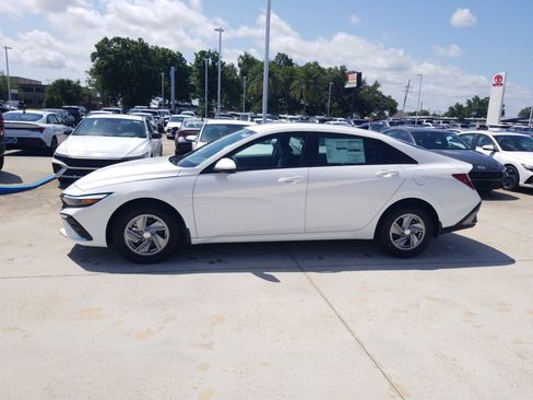New 2026 Hyundai Elantra SE FWD image 4