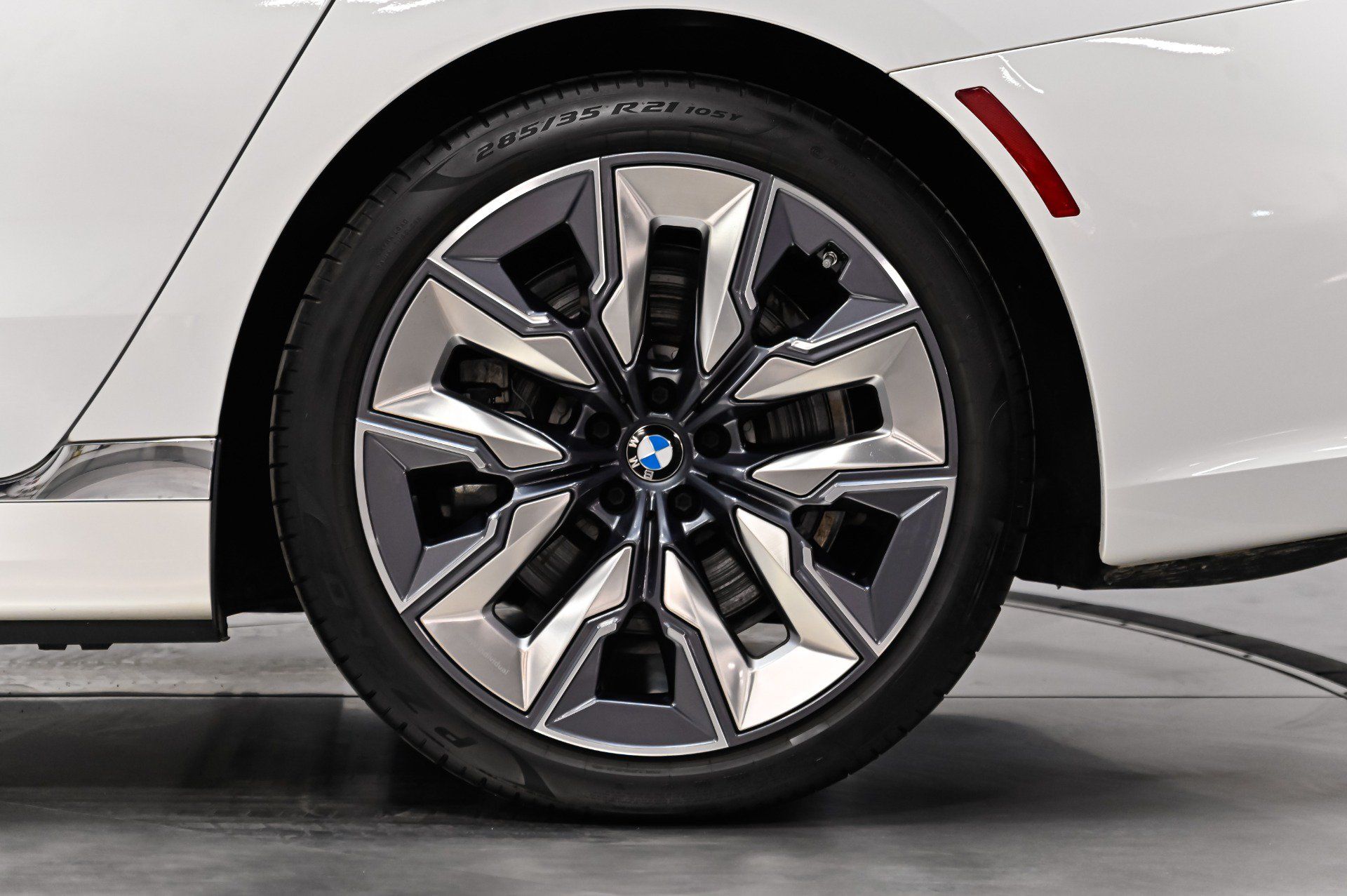 Used 2023 BMW i7 xDrive60 AWD/4WD image 22