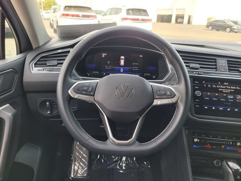 Used 2023 Volkswagen Tiguan SE FWD image 17