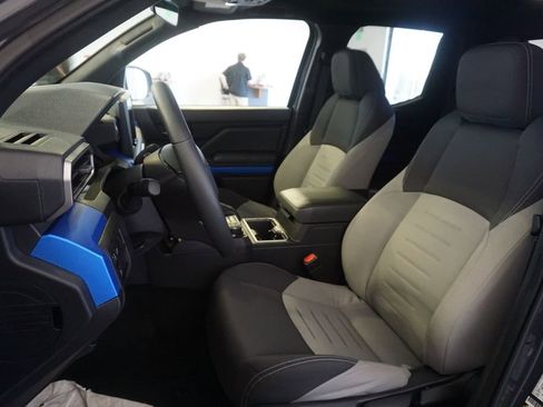 Used 2025 Toyota Tacoma TRD Off-Road AWD/4WD image 16