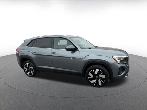 Used 2025 Volkswagen Atlas Cross Sport SE image 2